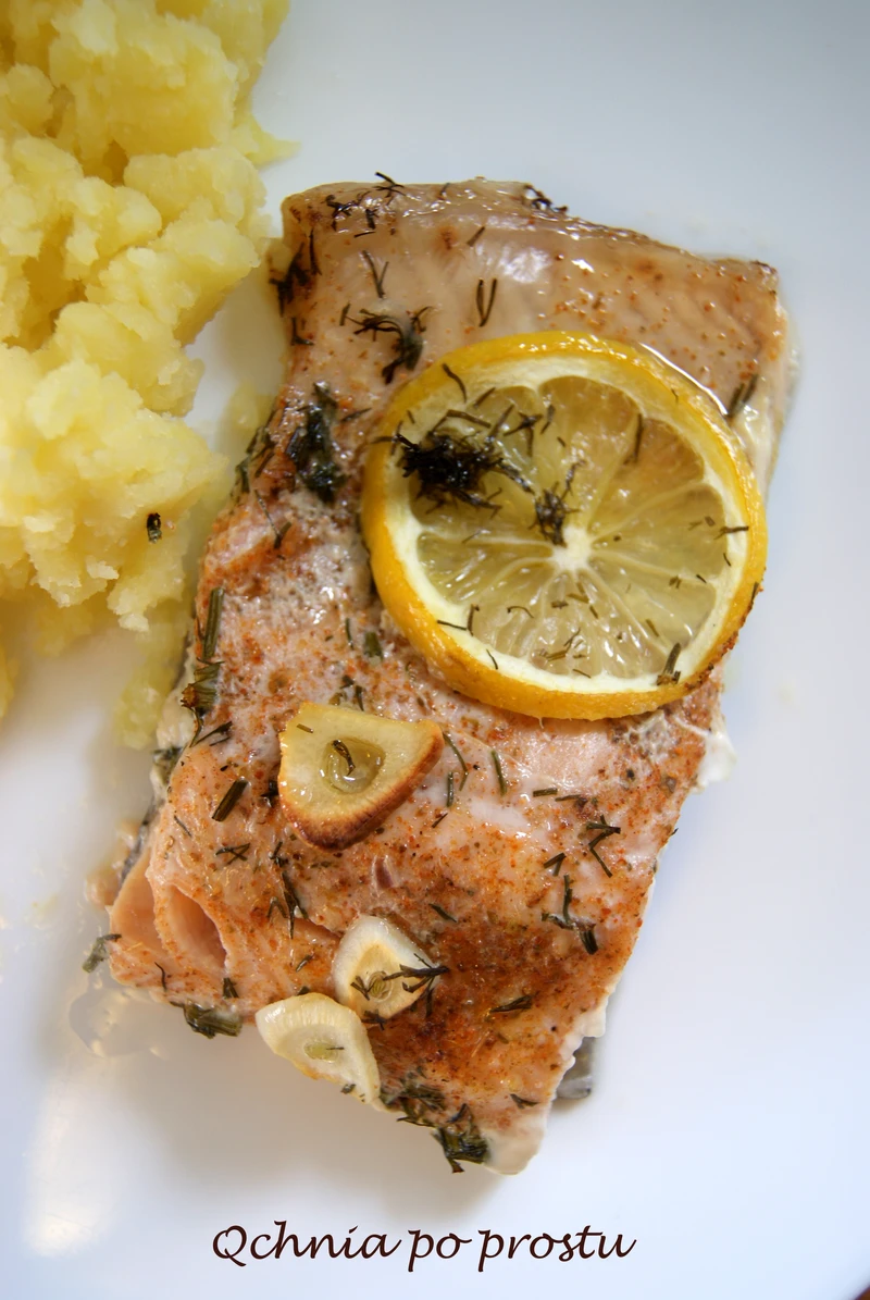 Filety z pstrąga łososiowego pieczone z czosnkiem i cytryną