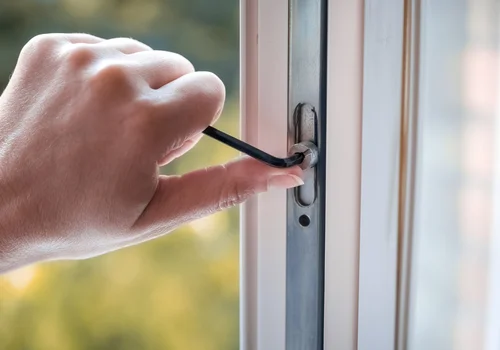 Czy wiesz, jak prawidłowo wyregulować okna na zimę? Jedna prosta czynność a tak wiele korzyści