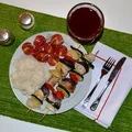 Kolorowe szaszłyki z boczkiem, kurczakiem i cukinią