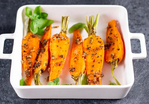 Pieczona, karmelizowana, marynowana – jak wydobyć najlepszy smak z młodej marchewki?