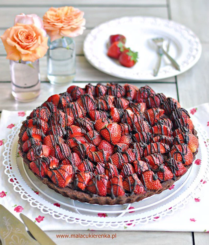 Tarta czekoladowa z truskawkami