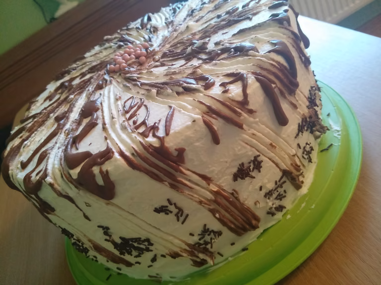 CZEKOLADOWY TORT Z CHAŁWĄ