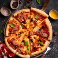 Domowa pizza z szynką parmeńską, oliwkami i mozzarellą