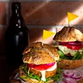 Wegańskie burgery jaglane z majonezem z jalapeño - food²