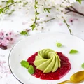 Kokosowa panna cotta z zieloną herbatą matcha i sosem malinowym