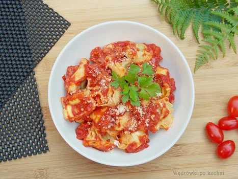 Tortellini zapiekane w sosie pomidorowym