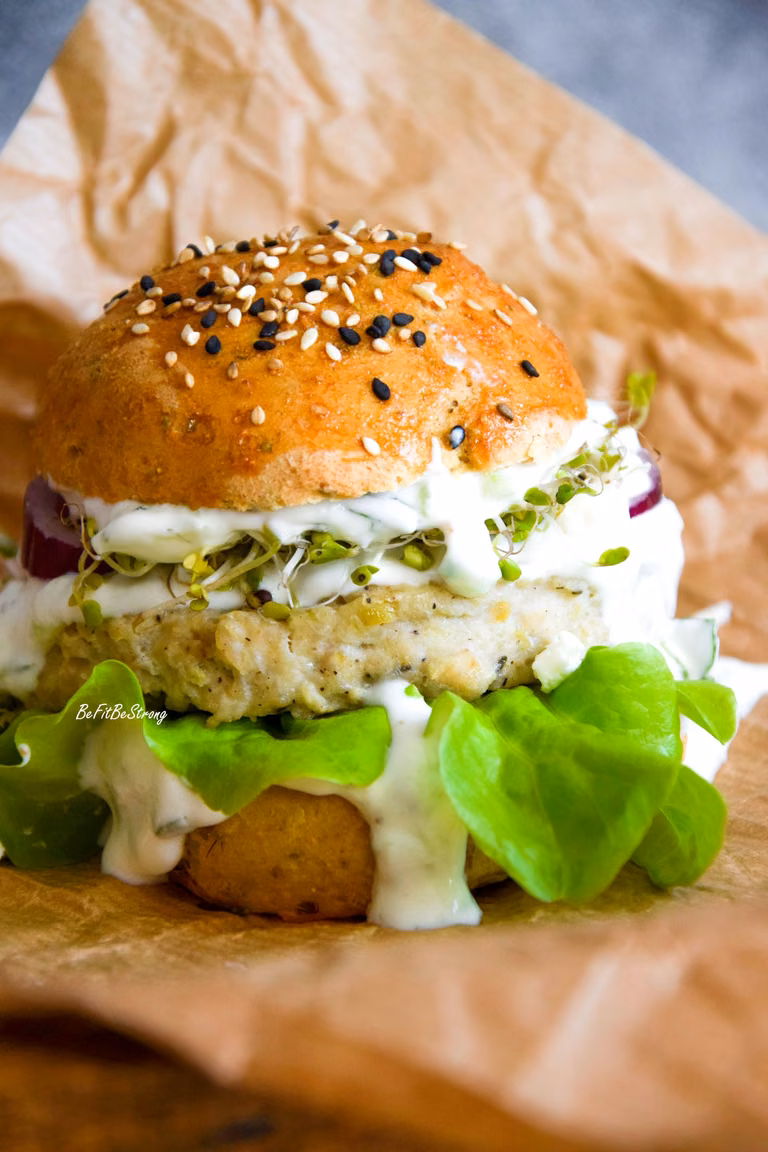 Burgery z indyka z fetą i sosem tzatziki
