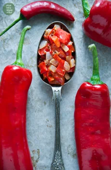 Słodko-pikantny chutney z papryki ramiro