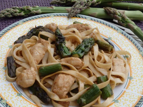 Makaron udon z kurczakiem i szparagami