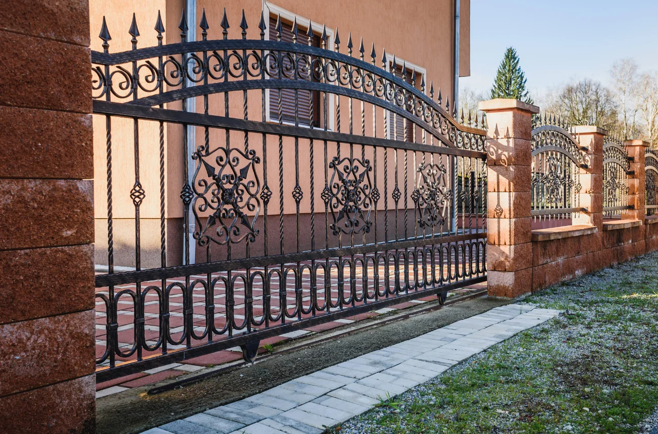 Koniec z takimi ogrodzeniami! Nowe wytyczne i zakazy dotyczące płotów dla właścicieli nieruchomości od 2026 roku