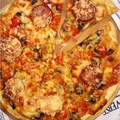 Na obiad, na imprezę. Prosta i szybka a la pizza na cienkim cieście.