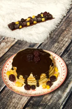 Pancakes z kajmakiem i jeżynami