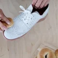 Jak w prosty sposób wyczyścić buty zamszowe? Tych metod nie znaliście!
