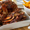 To danie to HIT dla miłośników mięsa! Pieczona karkówka marynowana z sosem barbecue