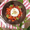 Burrata z truskawkami i pistacjami