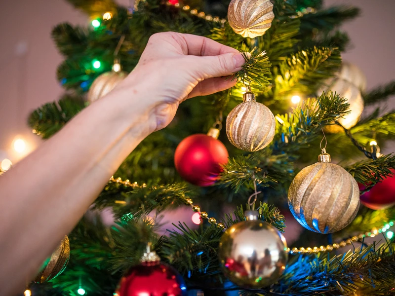 Kiedy powinno się ubrać choinkę? Odpowiedź może cię zaskoczyć!