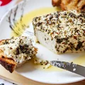 Pieczony ser feta w ziołach i oliwie