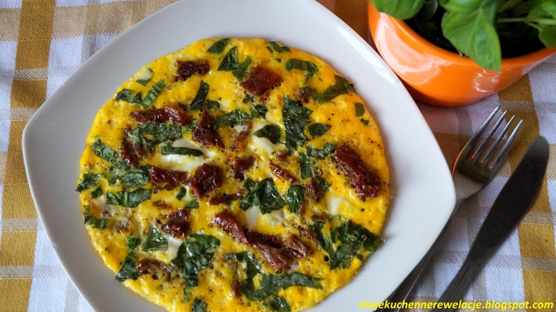 Omlet z bazylią i suszonymi pomidorami