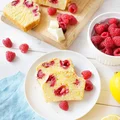 Babka cytrynowa z malinami i białą czekoladą