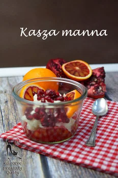 Kasza manna na mleku z granatem i czerwoną pomarańczą