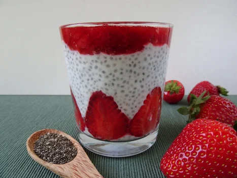 Jogurtowy pudding chia z truskawkami