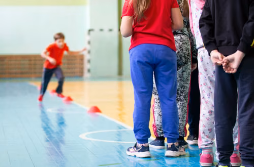 Tak źle w szkołach jeszcze nie było! Uczniowie nie potrafią skakać na skakance i kozłować piłką! Szokujące wyniki badań