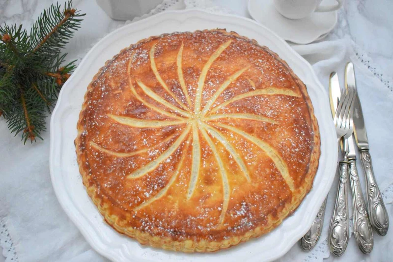 Francuska tarta z kremem migdałowym frangipane - Galette des Rois na Trzech Króli