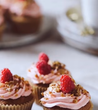 Puszyste muffinki z pełnoziarnistym musli i kremem malinowym