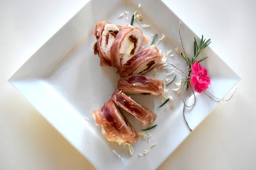 Filet z kurczaka nadziewany suszonymi pomidorami, camembertem zawijany w szynkę parmeńską