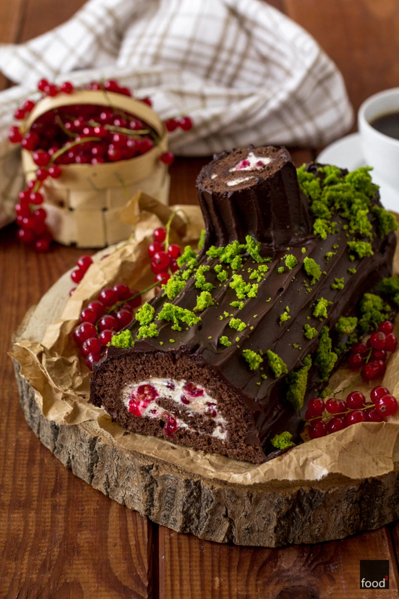 Bûche au chocolat - czekoladowa rolada biszkoptowa z bitą śmietaną i porzeczkami