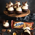 Czekoladowe muffinki z kremem karmelowym i jeżykami