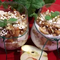 JOGURTOWY PUDDING CHIA Z PRAŻONYMI JABŁKAMI