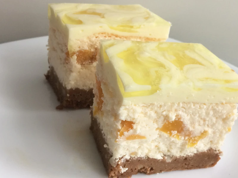 Sernik z brzoskwiniami i mascarpone
