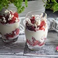 SZYBKI DESER Z TRUSKAWKAMI, MASCARPONE I BEZĄ