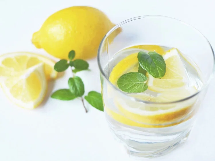 Zdjęcie Czy warto pić wodę z cytryną? #2