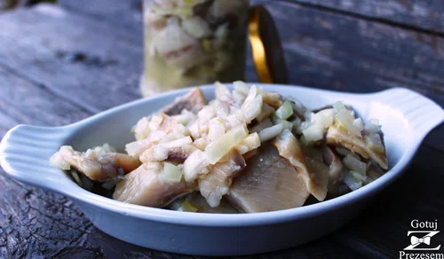 Tradycyjne śledziki w oleju z cebulką!