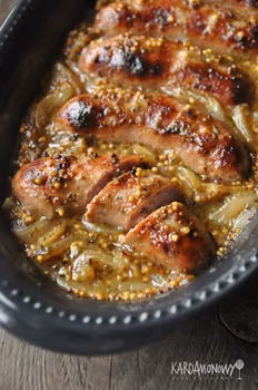 Biała kiełbasa pieczona w soku jabłkowym