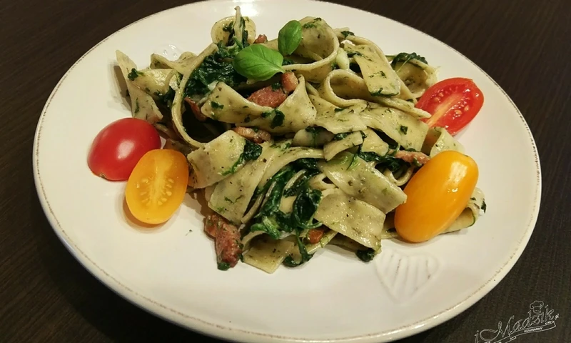Tagliatelle ze szpinakiem i boczkiem