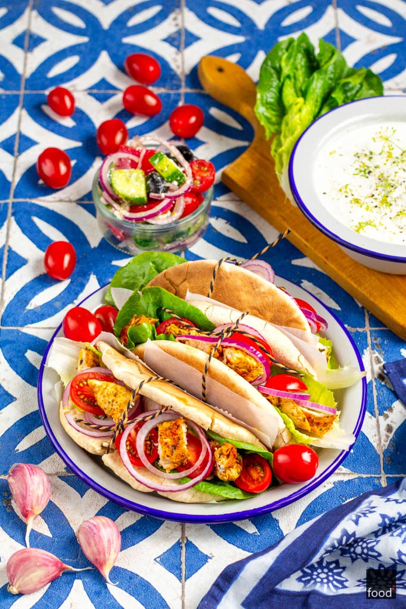 Gyros z kurczaka z tzatzikami w chlebku pita