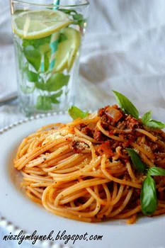 Spaghetti pełnoziarniste z pieczonym bakłażanem i pomidorami