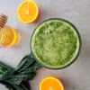 Zielony koktajl z jarmużem, bananem i pomarańczą (Smoothie verde con cavolo verde, banana e arancia)