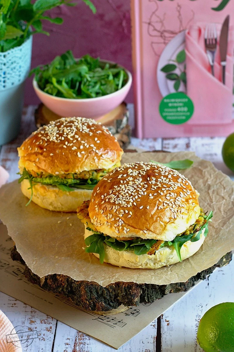 wege burger z cukinii, marchewki i sera halloumi
