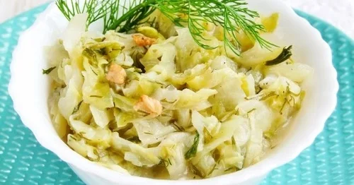 młoda kapusta ze skwarkami