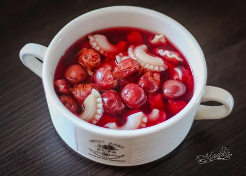 Zupa owocowa – wiśniowa z makaronem