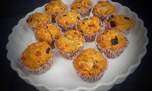 Wytrawne muffiny z salami, mozzarellą, oliwkami i suszonymi pomidorami