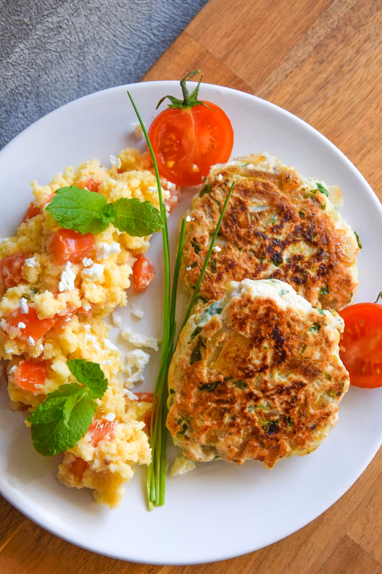 Burgery z indyka i cukinii z sałatką z kaszy jaglanej