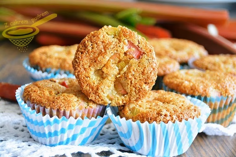 muffiny orkiszowe z rabarbarem i orzechami