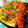 Puszysty omlet z szynką parmeńską i rukolą + pikantna salsa pomidorowa