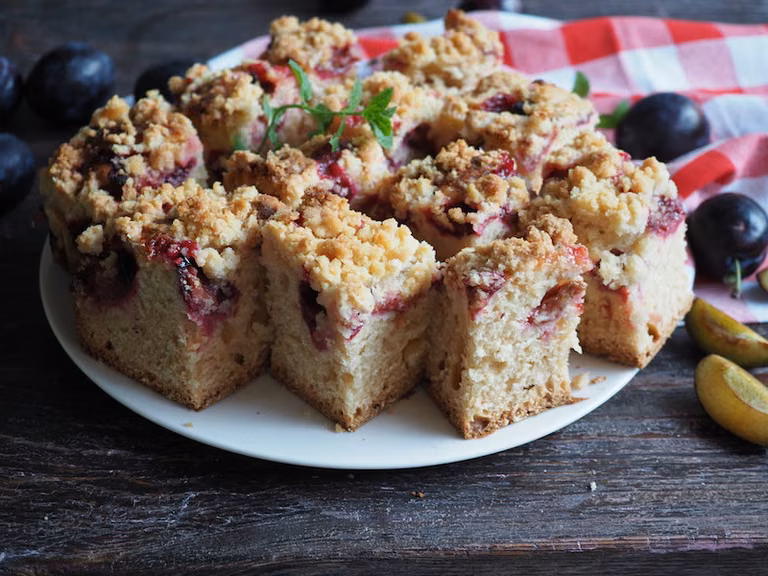 Ciasto drożdżowe ze śliwkami. Przepis krok po kroku
