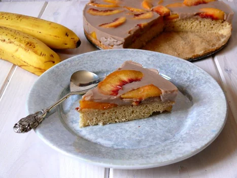 PROSTE CIASTO BISZKOPTOWE Z BRZOSKWINIAMI I BANANOWĄ GALARETKĄ